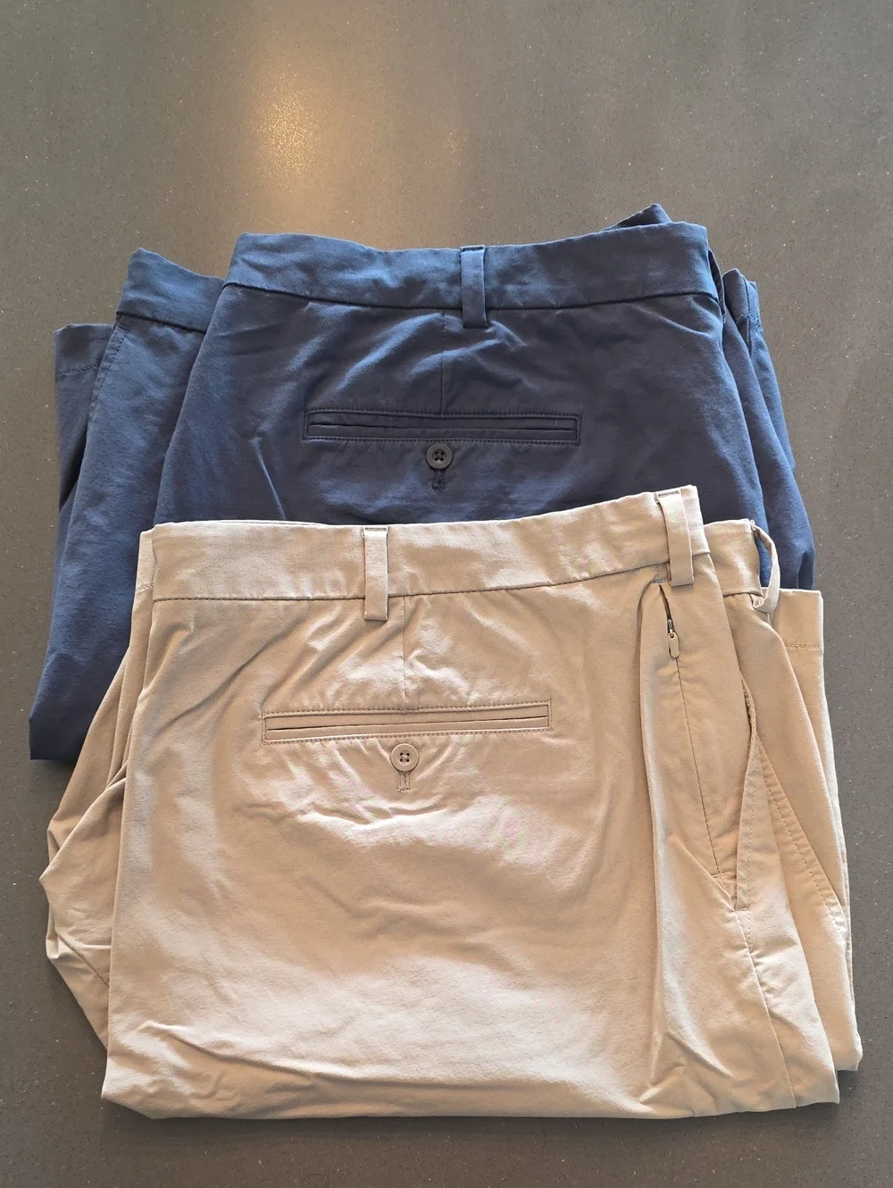 Vineyard Vines Men’s On-The-Go Shorts in Navy and Tan.  Waist: 50